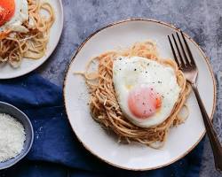 Εικόνα Τσουχτή μακαρονάδα με μυζήθρα και τηγανητό αβγό